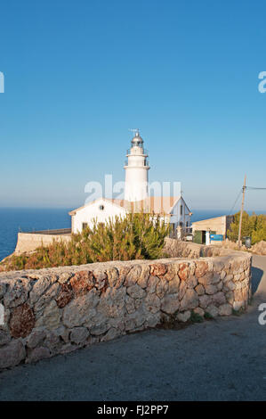 Mallorca, Balearen, Spanien: die Capdepera-Leuchtturm, der den Kanal trennt Mallorca von Minorca markiert Stockfoto