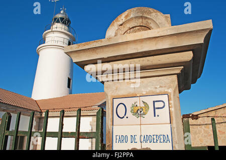 Mallorca, Balearen, Spanien: die Capdepera-Leuchtturm, der den Kanal trennt Mallorca von Minorca markiert Stockfoto