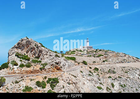 Mallorca, Balearen, Spanien, Europa: Panoramablick auf das Cap de Formentor Leuchtturm Stockfoto