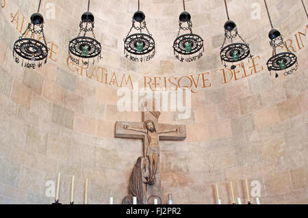 Mallorca: Die Skulptur des gekreuzigten Christus und der Jungfrau in den Kalvarienberg Kirche oben auf dem Kalvarienberg Schritte in Pollenca Stockfoto