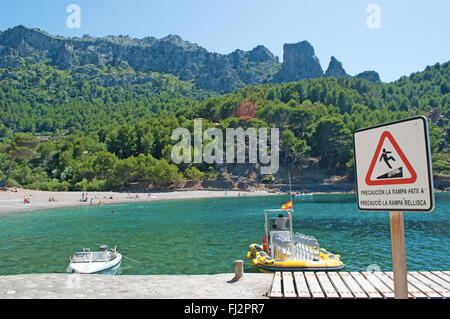 Mallorca, Balearen, Spanien: das Dock von Cala Tuent, einem abgelegenen Strand am Fuße der Berge der Serra de Tramuntana. Stockfoto