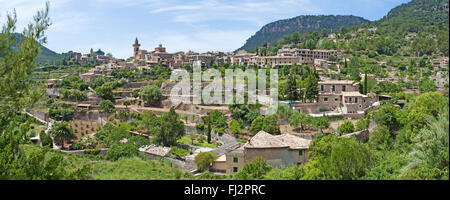 Mallorca, Balearen: Panoramablick von der ländlichen Stadt Valldemossa, ein Dorf thront auf einem Hügel die berühmte für die Königliche Kartause Stockfoto