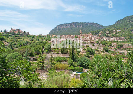 Mallorca, Balearen: Panoramablick von der ländlichen Stadt Valldemossa, ein Dorf thront auf einem Hügel die berühmte für die Königliche Kartause Stockfoto