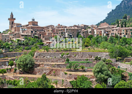 Mallorca, Balearen: Panoramablick von der ländlichen Stadt Valldemossa, ein Dorf thront auf einem Hügel die berühmte für die Königliche Kartause Stockfoto