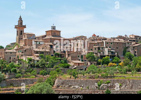 Mallorca, Balearen: Panoramablick von der ländlichen Stadt Valldemossa, ein Dorf thront auf einem Hügel die berühmte für die Königliche Kartause Stockfoto