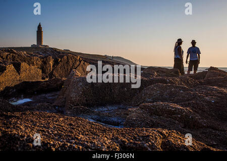 Paar in Punta Herminia Gärten, im Hintergrund Herkulesturm, römische Leuchtturm, Coruña City, Galizien, Spanien Stockfoto