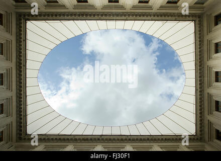 Himmel über Altemps Palasthof in Rom, Italien Stockfoto