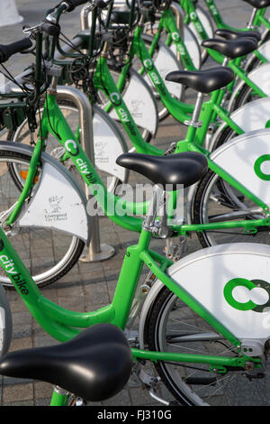 Zyklen von Liverpools Citybike Fahrrad Verleih-Schema. Es ist die größte öffentliche Fahrrad Verleih Regelung des Landes außerhalb von London. Stockfoto