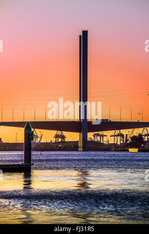 Die Bolte Bridge ist ein großes Twin Freischwinger Brücke in Melbourne Stockfoto