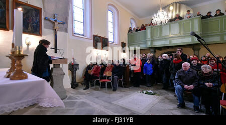 Cihost, Tschechische Republik. 28. Februar 2016. Die überfüllte Kirche der Annahme von Notre-Dame in Cihost, Tschechische Republik, 28. Februar 2016 gedacht Josef Toufar, Pfarrer, wem der kommunistischen Geheimpolizei StB auf einen Gottesdienst, einschließlich der Präsentation eines neuen Buches über Toufar vor 66 Jahren zu Tode gefoltert. © Lubos Pavlicek/CTK Foto/Alamy Live-Nachrichten Stockfoto