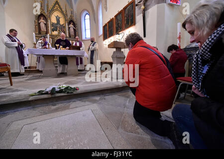 Cihost, Tschechische Republik. 28. Februar 2016. Die überfüllte Kirche der Annahme von Notre-Dame in Cihost, Tschechische Republik, 28. Februar 2016 gedacht Josef Toufar, Pfarrer, wem der kommunistischen Geheimpolizei StB auf einen Gottesdienst, einschließlich der Präsentation eines neuen Buches über Toufar vor 66 Jahren zu Tode gefoltert. © Lubos Pavlicek/CTK Foto/Alamy Live-Nachrichten Stockfoto