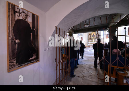Cihost, Tschechische Republik. 28. Februar 2016. Die überfüllte Kirche der Annahme von Notre-Dame in Cihost, Tschechische Republik, 28. Februar 2016 gedacht Josef Toufar, Pfarrer, wem der kommunistischen Geheimpolizei StB auf einen Gottesdienst, einschließlich der Präsentation eines neuen Buches über Toufar vor 66 Jahren zu Tode gefoltert. © Lubos Pavlicek/CTK Foto/Alamy Live-Nachrichten Stockfoto