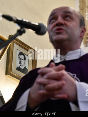 Cihost, Tschechische Republik. 28. Februar 2016. Die überfüllte Kirche der Annahme von Notre-Dame in Cihost, Tschechische Republik, 28. Februar 2016 gedacht Josef Toufar, Pfarrer, wem der kommunistischen Geheimpolizei StB auf einen Gottesdienst, einschließlich der Präsentation eines neuen Buches über Toufar vor 66 Jahren zu Tode gefoltert. Priester Zdenek Novak. © Lubos Pavlicek/CTK Foto/Alamy Live-Nachrichten Stockfoto