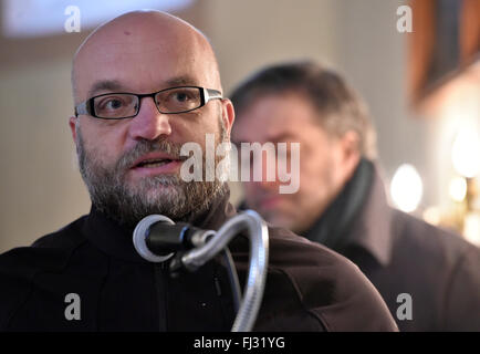 Cihost, Tschechische Republik. 28. Februar 2016. Die überfüllte Kirche der Annahme von Notre-Dame in Cihost, Tschechische Republik, 28. Februar 2016 gedacht Josef Toufar, Pfarrer, wem der kommunistischen Geheimpolizei StB auf einen Gottesdienst, einschließlich der Präsentation eines neuen Buches über Toufar vor 66 Jahren zu Tode gefoltert. Priester Tomas Petracek (vorne) und Autor des Buches über Toufar Milos Dolezal. © Lubos Pavlicek/CTK Foto/Alamy Live-Nachrichten Stockfoto