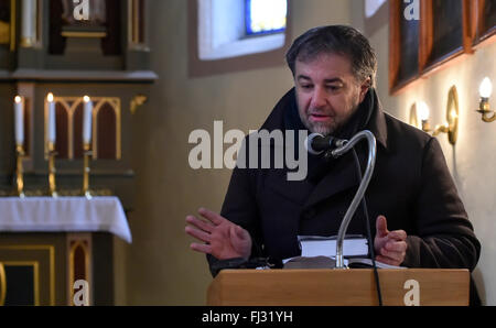 Cihost, Tschechische Republik. 28. Februar 2016. Die überfüllte Kirche der Annahme von Notre-Dame in Cihost, Tschechische Republik, 28. Februar 2016 gedacht Josef Toufar, Pfarrer, wem der kommunistischen Geheimpolizei StB auf einen Gottesdienst, einschließlich der Präsentation eines neuen Buches über Toufar vor 66 Jahren zu Tode gefoltert. Autor des Buches über Toufar Milos Dolezal. © Lubos Pavlicek/CTK Foto/Alamy Live-Nachrichten Stockfoto