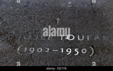 Cihost, Tschechische Republik. 28. Februar 2016. Die überfüllte Kirche der Annahme von Notre-Dame in Cihost, Tschechische Republik, 28. Februar 2016 gedacht Josef Toufar, Pfarrer, wem der kommunistischen Geheimpolizei StB auf einen Gottesdienst, einschließlich der Präsentation eines neuen Buches über Toufar vor 66 Jahren zu Tode gefoltert. © Lubos Pavlicek/CTK Foto/Alamy Live-Nachrichten Stockfoto