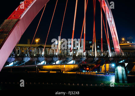 Die Rainbow Bridge bei Nacht, in Taipei, Taiwan. Stockfoto
