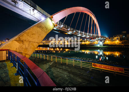 Die Rainbow Bridge bei Nacht, in Taipei, Taiwan. Stockfoto