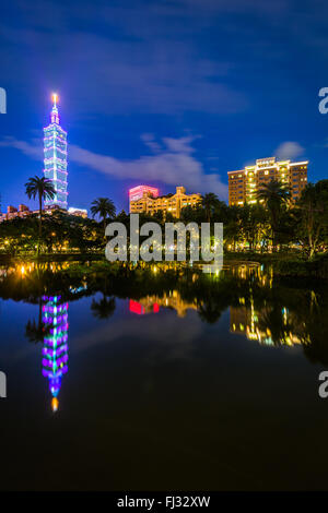 Taipei 101 und einem See im Zhongshan-Park in der Nacht auf Xinyi, Taipei, Taiwan Stockfoto