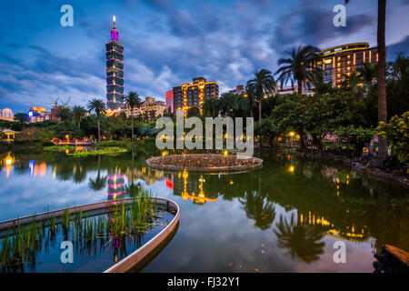 Taipei 101 und einem See im Zhongshan-Park in der Nacht auf Xinyi, Taipei, Taiwan Stockfoto