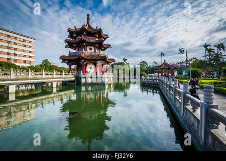 Pagode und Teich am 2/28 Peace Park in Taipeh, Taiwan. Stockfoto