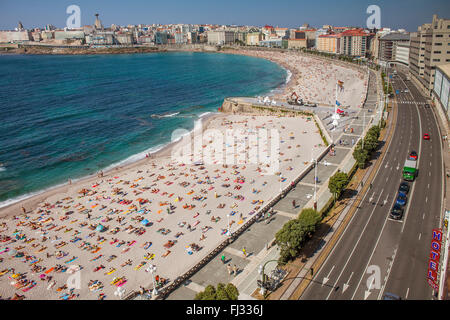 Ensenada del Orzan, Riazor und Orzan Strand. Auf der rechten Seite Avenida Pedro Barrie De La Maza, Coruña Stadt, Galicien, Spanien Stockfoto