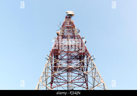 Fernmeldeturm mit klaren blauen Himmel. Stockfoto