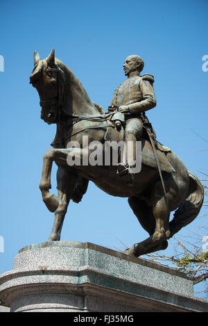 Tomás Herrera Statue Casco Viejo Panama-STADT // PANAMA-STADT, Panama — Eine Statue von General Tomás Herrera steht auf einem öffentlichen Platz in Casco Viejo, dem historischen Viertel von Panama-Stadt. Herrera (1804–1854), mit dem vollständigen Namen Tomás José Ramón del Carmen de Herrera y Pérez Dávila, war das erste Staatsoberhaupt des Freistaates Isthmus, einer kurzlebigen unabhängigen Nation, die später Teil der Republik Panama wurde. Das aus der Kolonialzeit stammende Viertel Casco Viejo, auch bekannt als Casco Antiguo, ist als UNESCO-Weltkulturerbe anerkannt und bietet zahlreiche historische Denkmäler Stockfoto