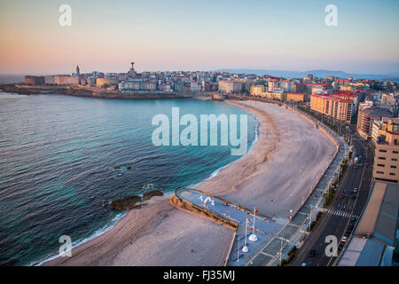 Ensenada del Orzan, Riazor und Orzan Strand und Avenida Pedro Barrie De La Maza, Coruña City, Galicien, Spanien Stockfoto