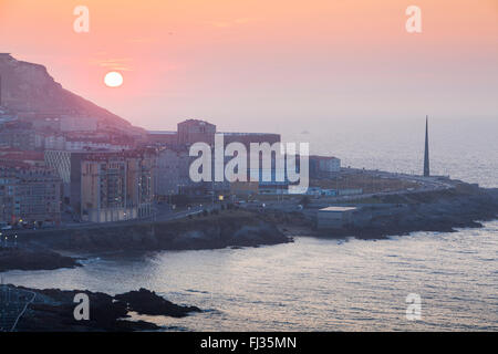 Blick auf die Stadt am rechten Millennium Obelisk Coruña Stadt, Galicien, Spanien Stockfoto