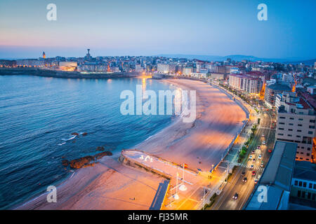 Ensenada del Orzan, Riazor und Orzan Strand. Auf der rechten Seite Avenida Pedro Barrie De La Maza, Coruña Stadt, Galicien, Spanien Stockfoto