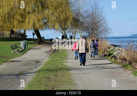 Menschen zu Fuß entlang der Wege im spanischen Banken Beach in Vancouver BC im Februar 2016 Stockfoto