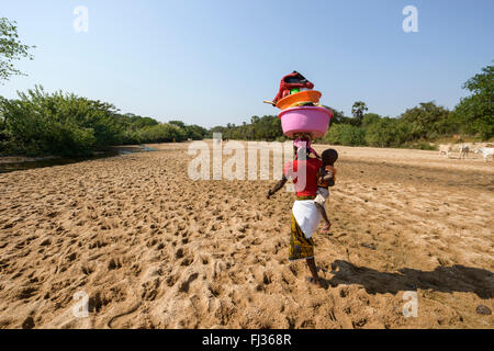 Auf der Suche nach Wasser, Angola, Afrika Stockfoto