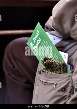 Cihost, Tschechische Republik. 28. Februar 2016. Die überfüllte Kirche der Annahme von Notre-Dame in Cihost, Tschechische Republik, 28. Februar 2016 gedacht Josef Toufar, Pfarrer, wem der kommunistischen Geheimpolizei StB auf einen Gottesdienst, einschließlich der Präsentation eines neuen Buches über Toufar vor 66 Jahren zu Tode gefoltert. © Lubos Pavlicek/CTK Foto/Alamy Live-Nachrichten Stockfoto