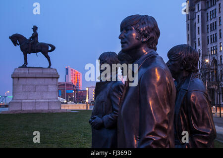 Liverpool, Merseyside, Großbritannien 29. Februar 2016. Wetter in Großbritannien. Kalt, frisch, ruhig, Sonnenaufgang über Albert Dock, Pierhead. Albert Dock ist eine der wichtigsten Touristenattraktionen der Stadt und die meistbesuchte Multi-Use-Attraktion im Vereinigten Königreich, außerhalb von London. Es ist ein wichtiger Bestandteil von Liverpools UNESCO-Weltkulturerbe Maritime Mercantile City und der Anlegekomplex und die Lagerhallen umfassen auch die größte Sammlung von denkmalgeschützten Gebäuden in ganz Großbritannien. Stockfoto