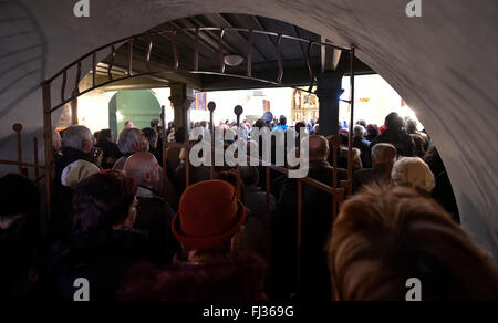 Cihost, Tschechische Republik. 28. Februar 2016. Die überfüllte Kirche der Annahme von Notre-Dame in Cihost, Tschechische Republik, 28. Februar 2016 gedacht Josef Toufar, Pfarrer, wem der kommunistischen Geheimpolizei StB auf einen Gottesdienst, einschließlich der Präsentation eines neuen Buches über Toufar vor 66 Jahren zu Tode gefoltert. © Lubos Pavlicek/CTK Foto/Alamy Live-Nachrichten Stockfoto