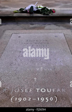 Cihost, Tschechische Republik. 28. Februar 2016. Die überfüllte Kirche der Annahme von Notre-Dame in Cihost, Tschechische Republik, 28. Februar 2016 gedacht Josef Toufar, Pfarrer, wem der kommunistischen Geheimpolizei StB auf einen Gottesdienst, einschließlich der Präsentation eines neuen Buches über Toufar vor 66 Jahren zu Tode gefoltert. © Lubos Pavlicek/CTK Foto/Alamy Live-Nachrichten Stockfoto