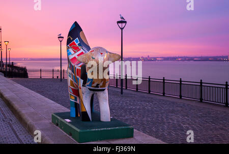 Super Lambanana in Liverpool, Merseyside, UK, 29. Februar 2016. UK Wetter. Kalte, klare, ruhige, Lila Dämmerung (Twilight Sonnenstrahlen) ein Phänomen, das dauert ein paar Minuten, in Verbindung mit dem Sonnenaufgang über dem Albert Dock & Pierhead. Albert Dock ist eine wichtige touristische Attraktion der Stadt und der am meisten besuchten Attraktion in Großbritannien außerhalb von London. Stockfoto