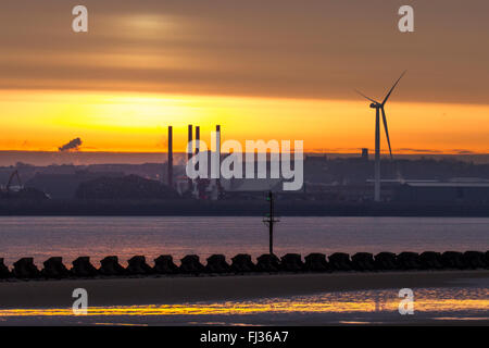 New Brighton, Wallasey. 29. Februar 2016. UK Wetter. Sonnenaufgang über den Fluss Mersey. New Brighton ist eine Stadt am Meer, die Bestandteil der Stadt Wallasey, in der Metropolitan Borough von Wirral, in der Metropolitan County Merseyside, England. Es liegt an der nordöstlichen Spitze der Halbinsel Wirral, innerhalb der historischen Grenzen der Grafschaft Cheshire und hat Sandstrände, die in der Irischen See. New Brighton ist Heimat für längste Promenade in Großbritannien bei 3,5 Kilometer. Stockfoto