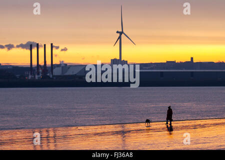 New Brighton, Wallasey. 29. Februar 2016. UK Wetter. Sonnenaufgang über den Fluss Mersey. New Brighton ist eine Stadt am Meer, die Bestandteil der Stadt Wallasey, in der Metropolitan Borough von Wirral, in der Metropolitan County Merseyside, England. Es liegt an der nordöstlichen Spitze der Halbinsel Wirral, innerhalb der historischen Grenzen der Grafschaft Cheshire und hat Sandstrände, die in der Irischen See. New Brighton ist Heimat für längste Promenade in Großbritannien bei 3,5 Kilometer. Stockfoto