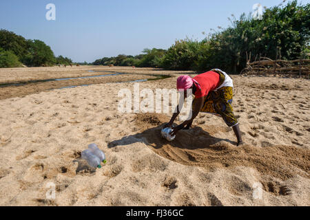 Auf der Suche nach Wasser, Angola, Afrika Stockfoto