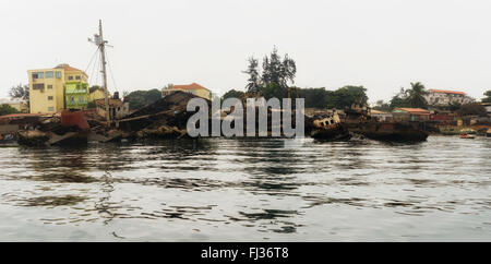 Schiffswracks in der Bucht von Luanda, Angola, Afrika Stockfoto