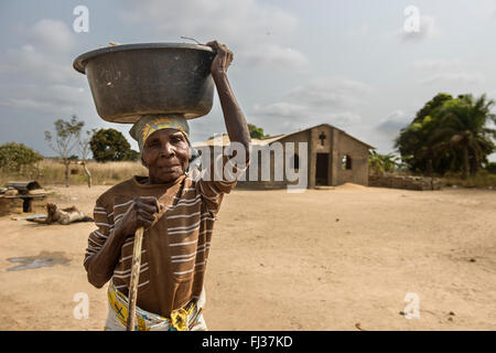 Angolanischen Frau in einem Dorf von Zaire Provinz, Angola, Afrika Stockfoto