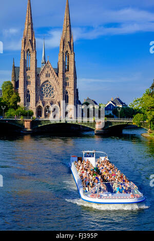 Sightseeing Tour Bootsfahrt auf der Ill und St. Paul evangelische Kirche, Straßburg, Elsass, Frankreich, Europa Stockfoto