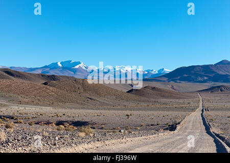 Schotterstraße in der Puna Wüste, Argentinien Stockfoto