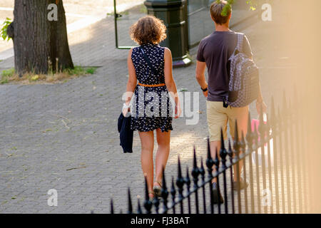 Ansicht der Rückseite des jungen Paares wandern, Street, Straßburg, Elsass, Frankreich, Europa Stockfoto