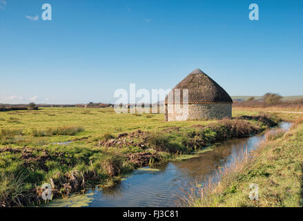 Eine Runde strohgedeckte Hütte, bekannt als ein Linhay auf Braunton Marshes in der Nähe von Barnstaple Devon Stockfoto