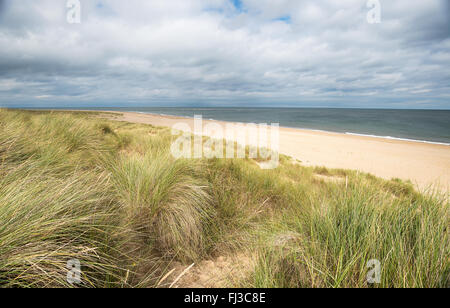 Blick auf die Nordsee über den Strand und die Sanddünen am Winterton am Meer an der Küste von Norfolk Stockfoto