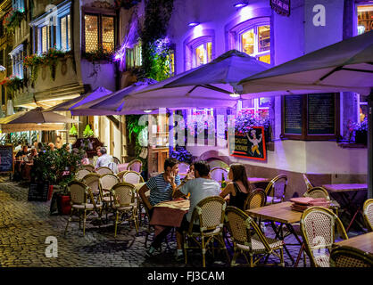 Restaurant Straßenterrasse in der Nacht, Straßburg, Elsass, Frankreich Stockfoto