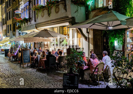 Restaurant Terrasse zur Straße bei Nacht, Straßburg, Elsass, Frankreich, Europa Stockfoto